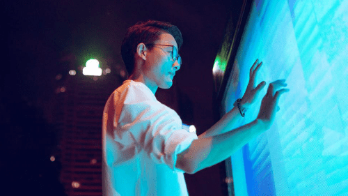 人员与数字面板交互。